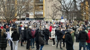 Podrška roditelja ispred škola